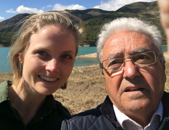 Kathleen Kanaley en el embalse de Loriguilla junto al teniente de alcalde Manuel Cervera
