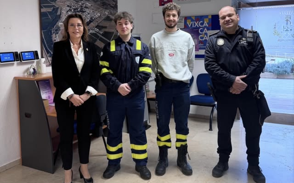 VOLUNTARIOS DE PROTECCIÓN CIVIL A LA ENTRADA Y SALIDA DEL COLEGIO