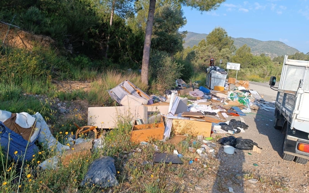 RECOGIDA DE ESCOMBROS Y BASURAS EN EL PUEBLO VIEJO.