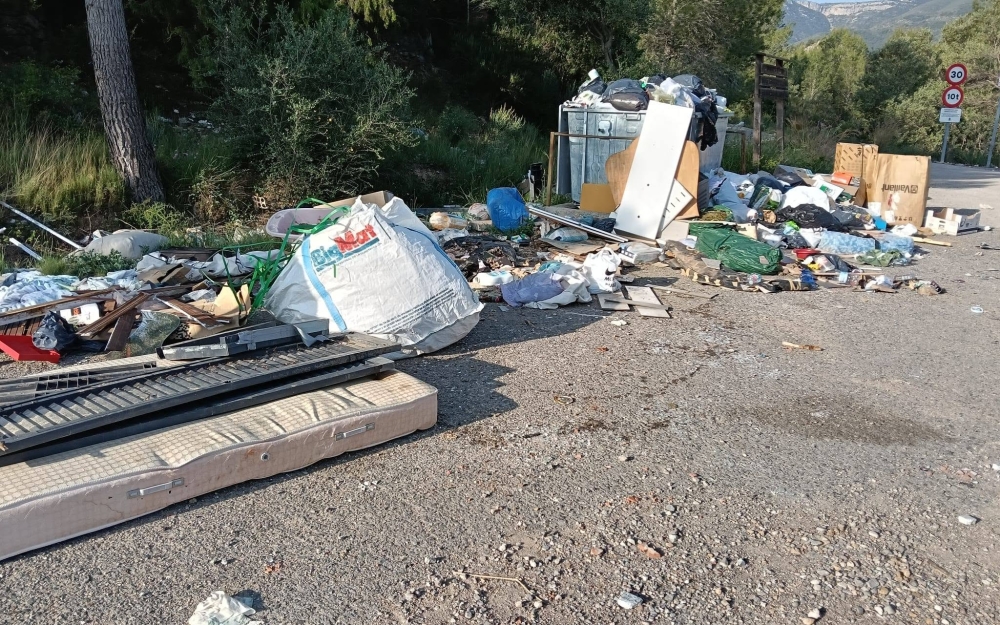 RECOGIDA DE ESCOMBROS Y BASURAS EN EL PUEBLO VIEJO.