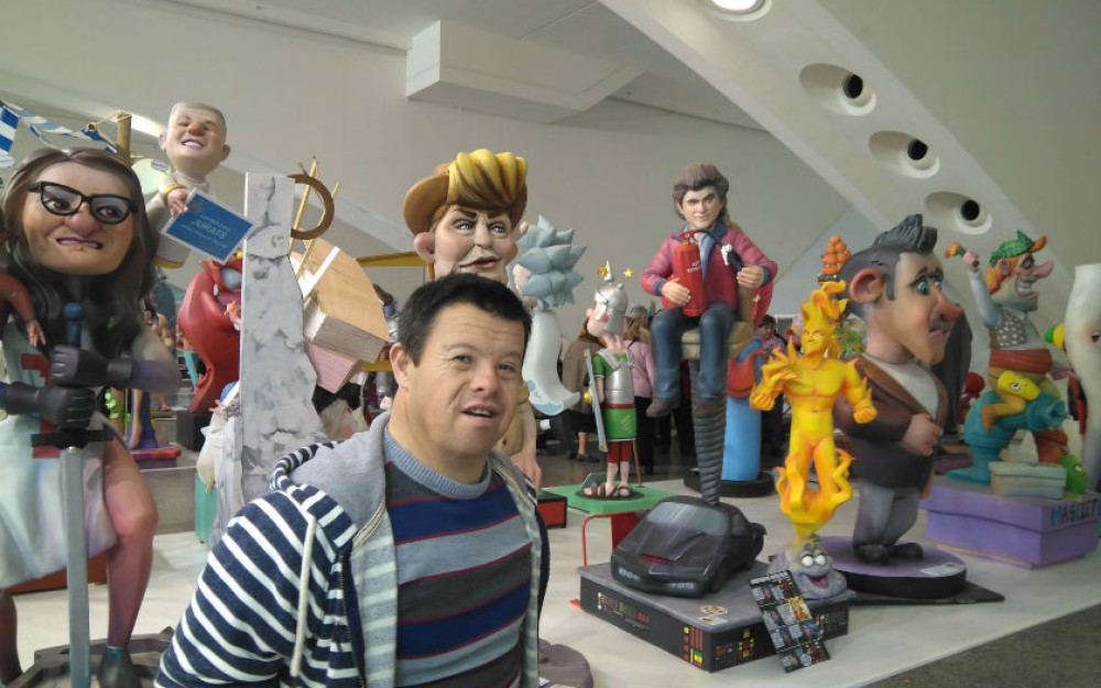 los-mayores-visitan-la-exposicion-del-ninot-2018-3