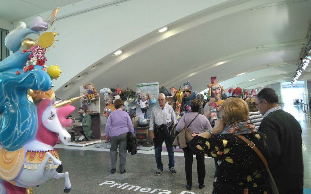 los-mayores-visitan-la-exposicion-del-ninot-2018-4