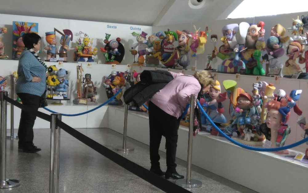 los-mayores-visitan-la-exposicion-del-ninot-2018-5